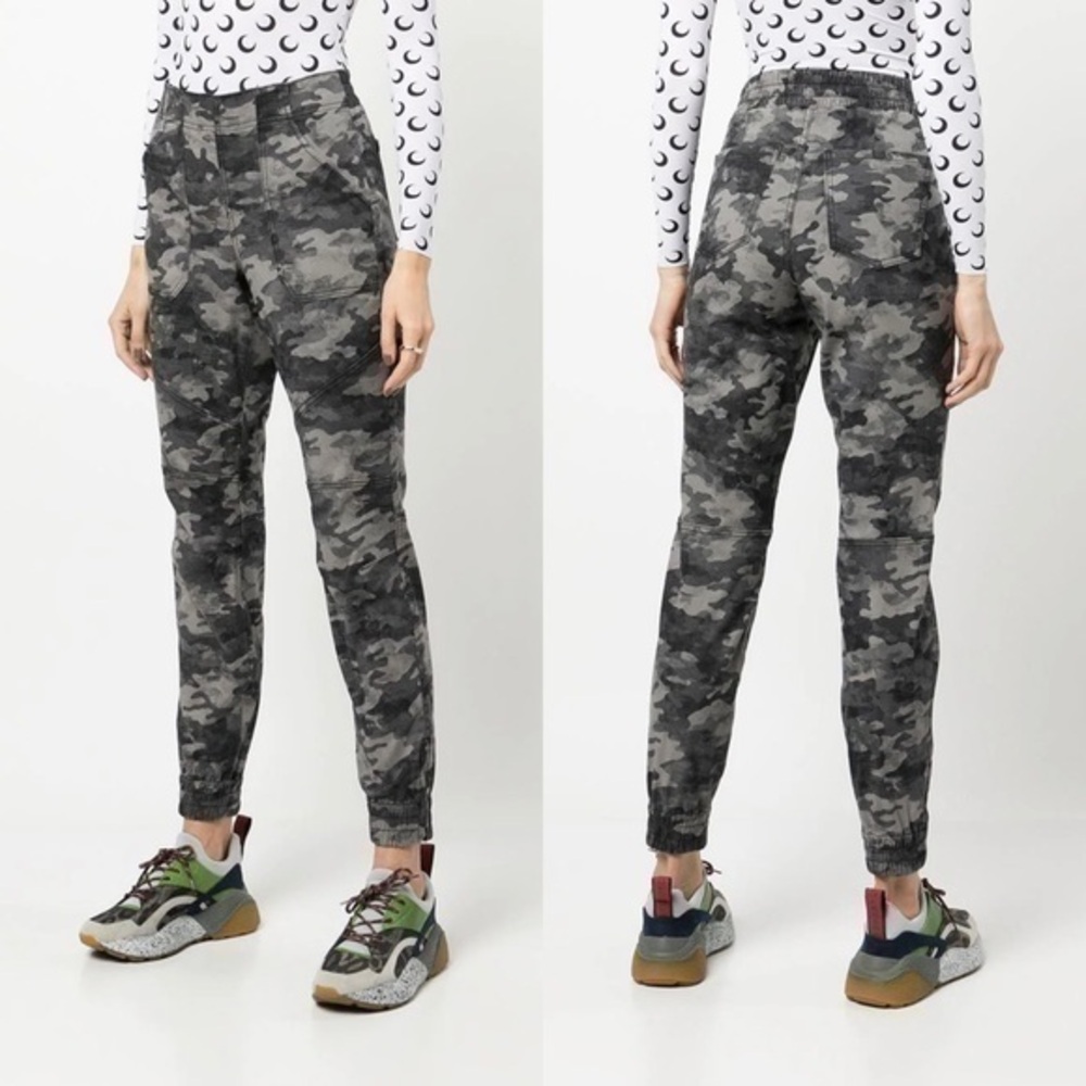 SPANX camouflage print twill joggers size M